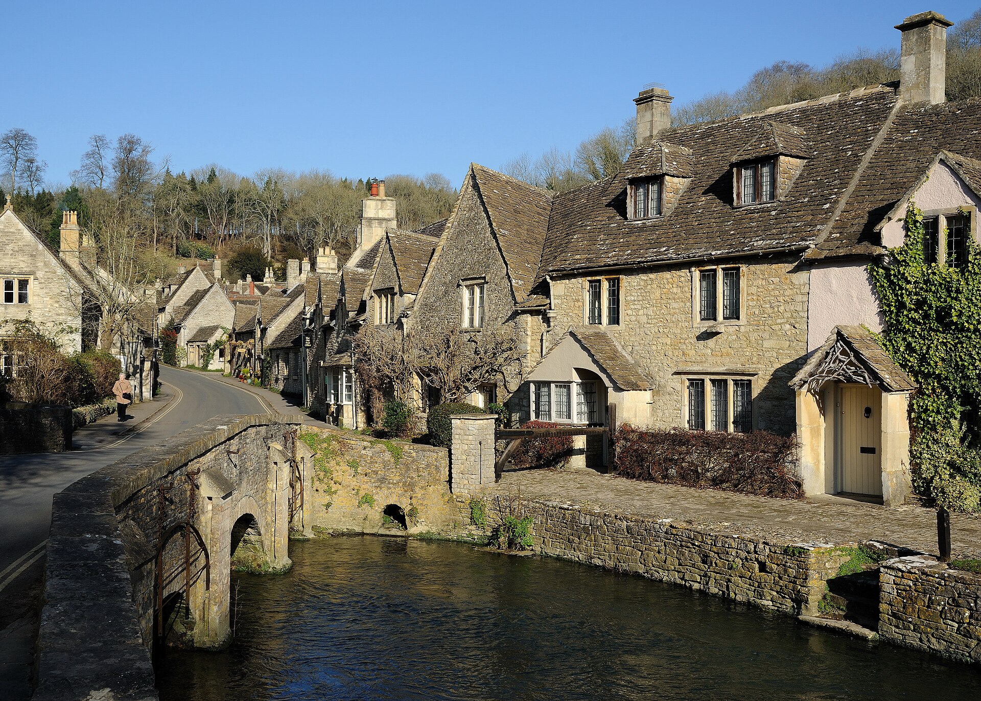 Honey-coloured stone cottages in a Cotswold village